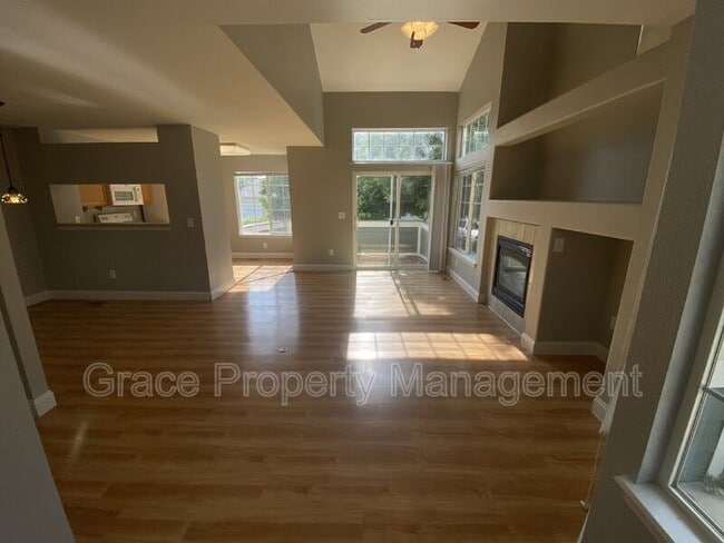 Building Photo - 930 Button Rock Dr