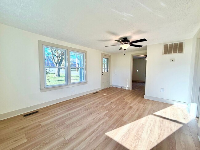 Building Photo - 211 Sanderson Dr