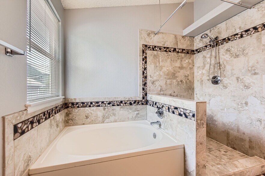 Building Photo - 8750 Redwing Ave