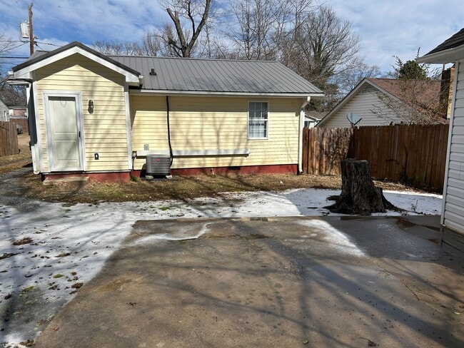 Building Photo - 734 Ferndale Ave