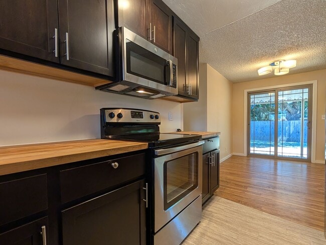 Building Photo - Nice 4-Bedroom, 2-Bath Home Located In Wes...