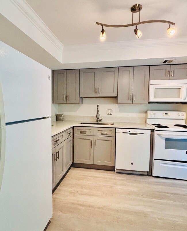 Building Photo - 2900 N Palm Aire Dr