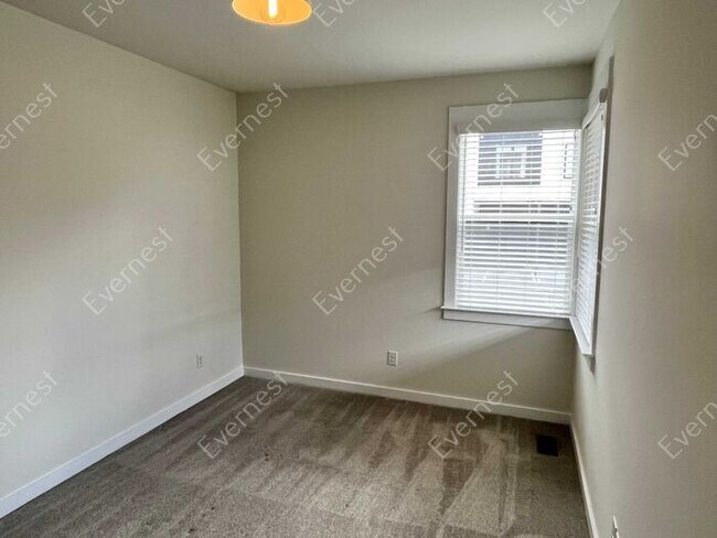 Building Photo - 4-Bedroom Home with Modern Comforts in a P...
