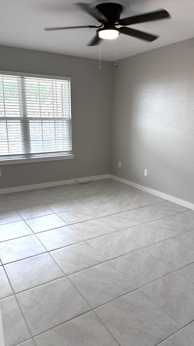 Building Photo - 7202 Mansions Dr