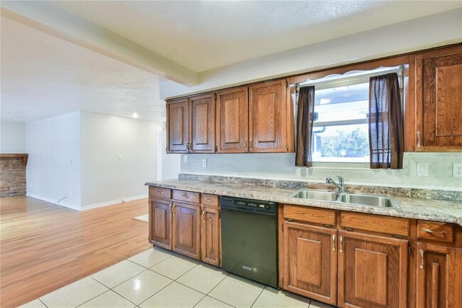 Building Photo - 1828 SE Lake Weir Ave