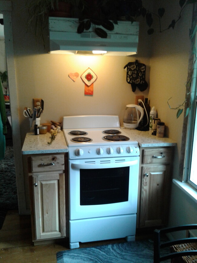 Cozy kitchen - 2914 Woodlawn Avenue