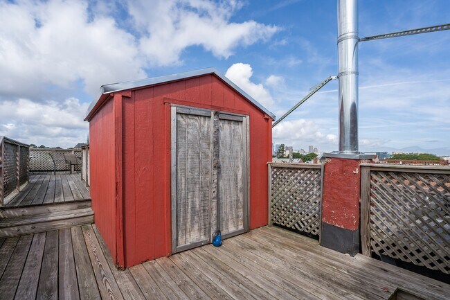 Building Photo - 106 L St