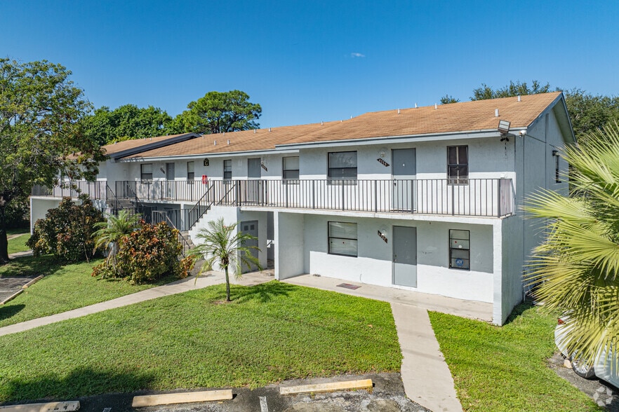 Primary Photo - Lake Arjaro Apartments