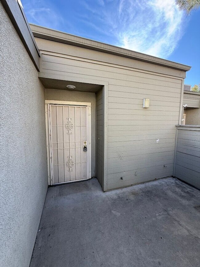Building Photo - Beautiful 3 Bedroom 2 1/2 Bathroom Granada Hills Townhouse! Must See! Ready For Move-In!
