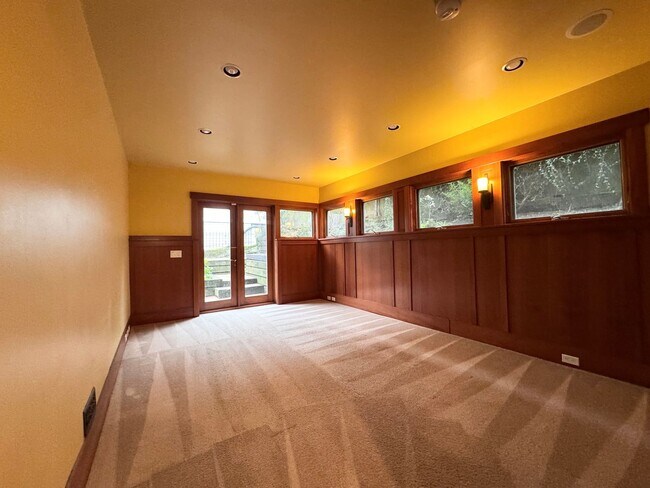 Building Photo - Queen Anne Home