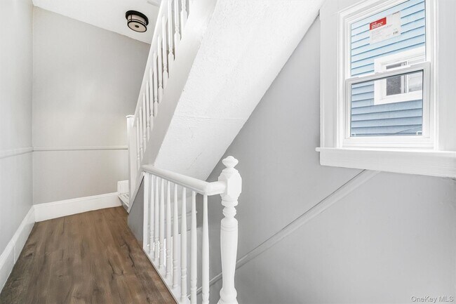 Building Photo - 17 Lawrence Ave