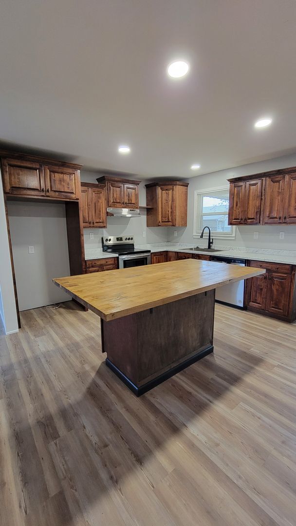 Building Photo - SPACIOUS NEWLY REMODELED 3 Bedroom | 1.5 B...
