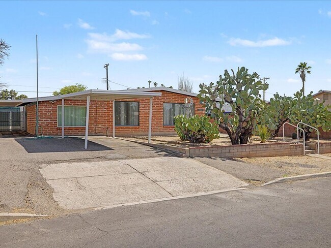 Building Photo - Charming 3-Bedroom Home with Spacious Yard & Versatile Storage!