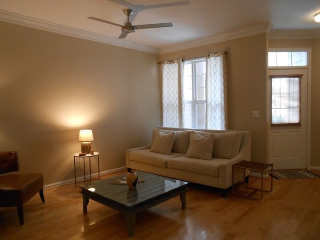 Building Photo - Beautifully Updated Townhome in Prime Carrboro Location – Walk to Downtown & Weaver Street Market