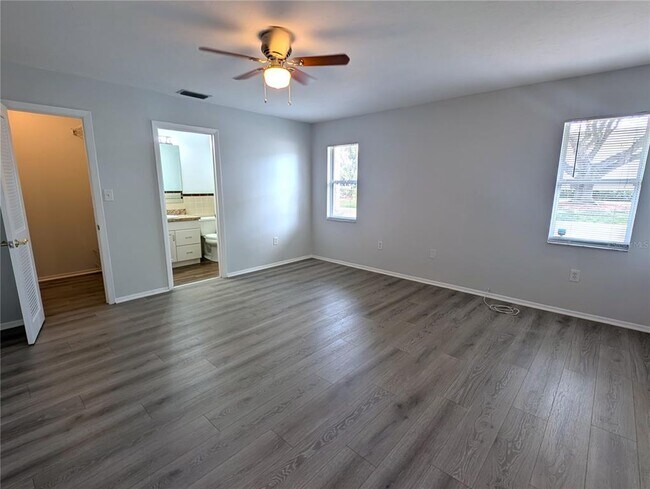 Building Photo - 7288 W Country Club Dr N