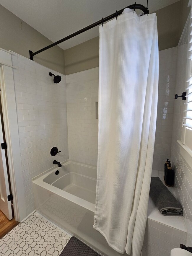 Building Photo - NEW LISTING!!!!!