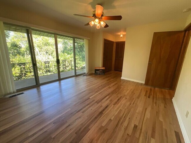 Building Photo - 4 bdrm 3 bth plus a Den/office Home 2 Car ...