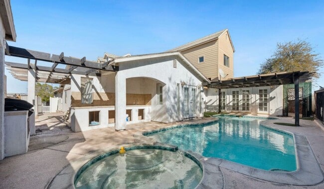 Building Photo - Spacious 5-Bedroom Home with Pool – Perfec...