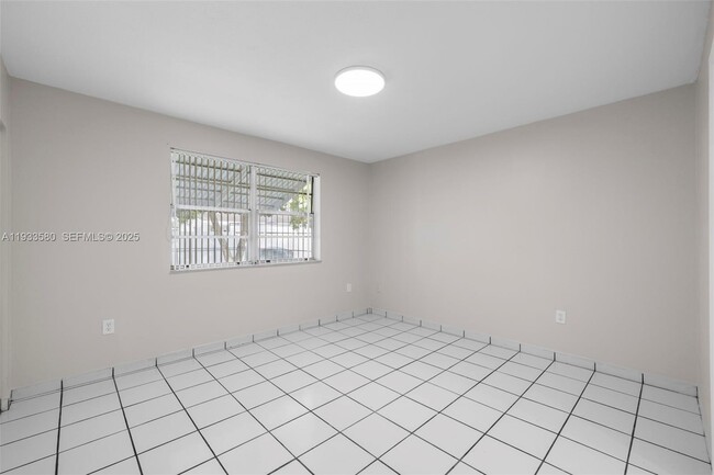 Building Photo - 85 W 24th St