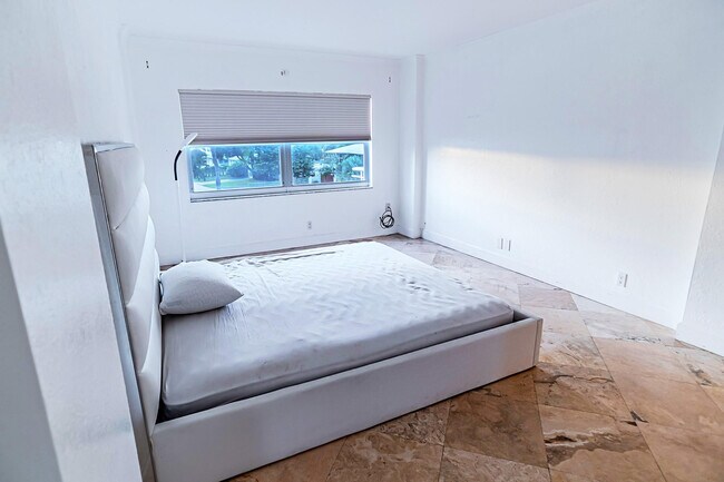 Building Photo - 2900 NE 30th St