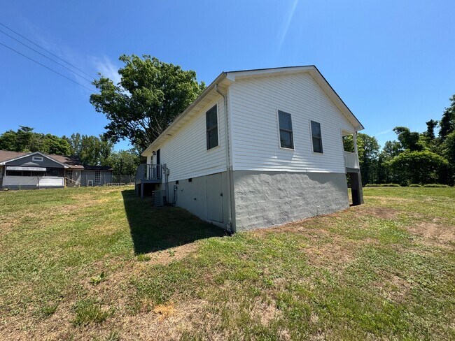 Building Photo - 2105 Harpertown Dr