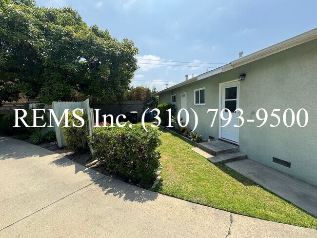Building Photo - Remodeled Duplex Unit with Laundry Hook-Up...