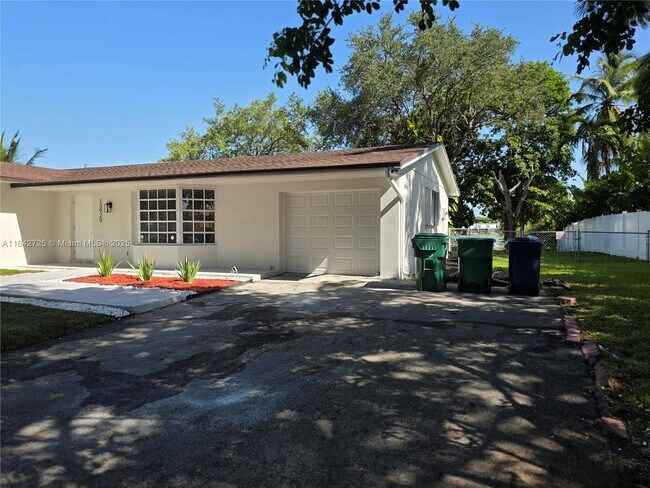 Building Photo - 13920 Kendale Lakes Blvd