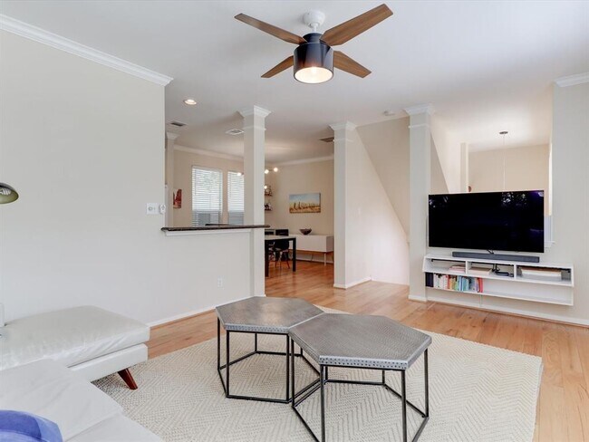 Building Photo - 1706 Tuam St