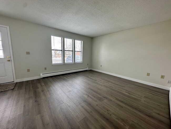 Building Photo - MOVE IN SPECIAL! Cozy 5 bedroom 2 bath Home - Erie