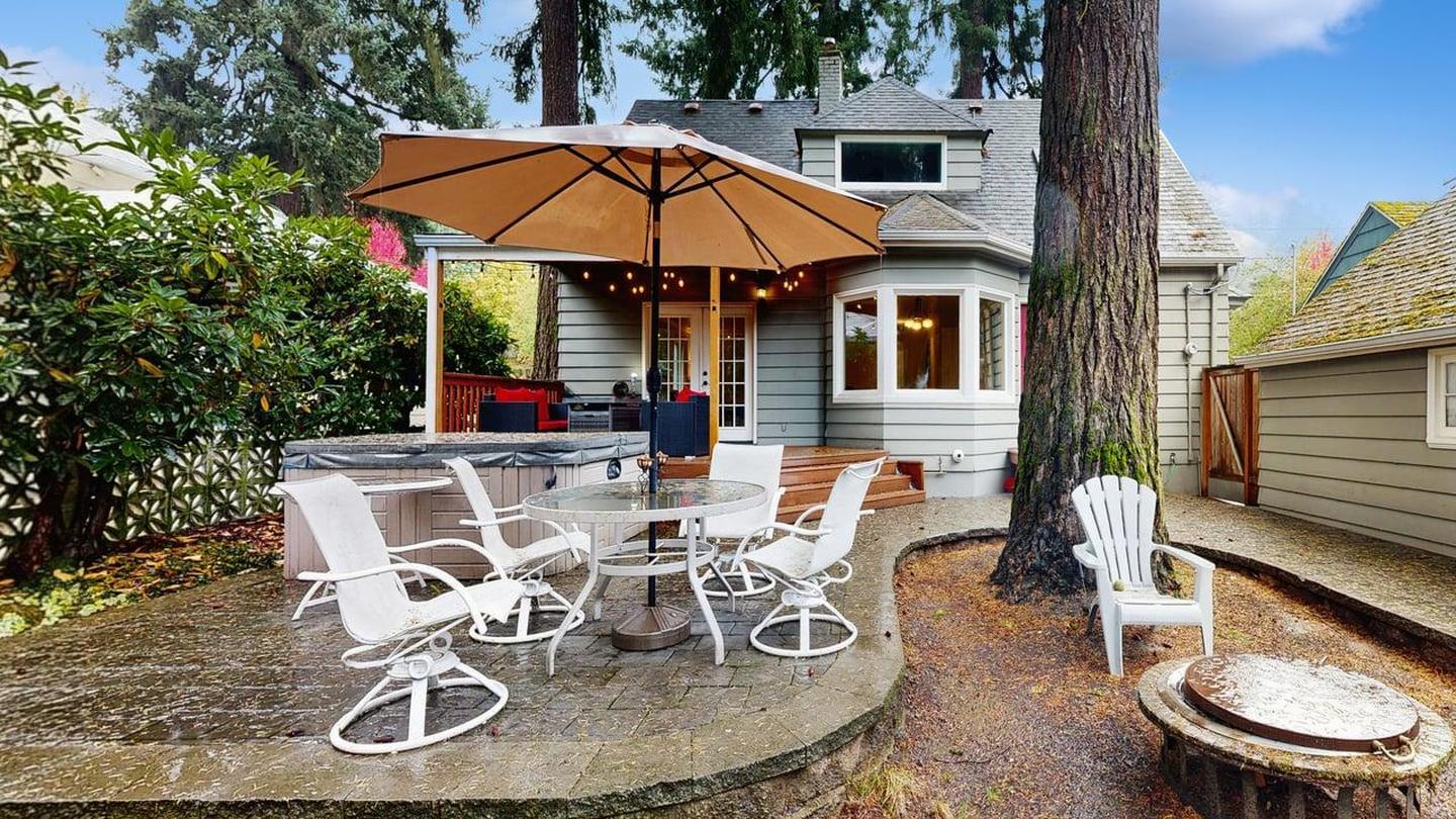 Building Photo - Cozy home with fenced yard and hot tub in NE Portland