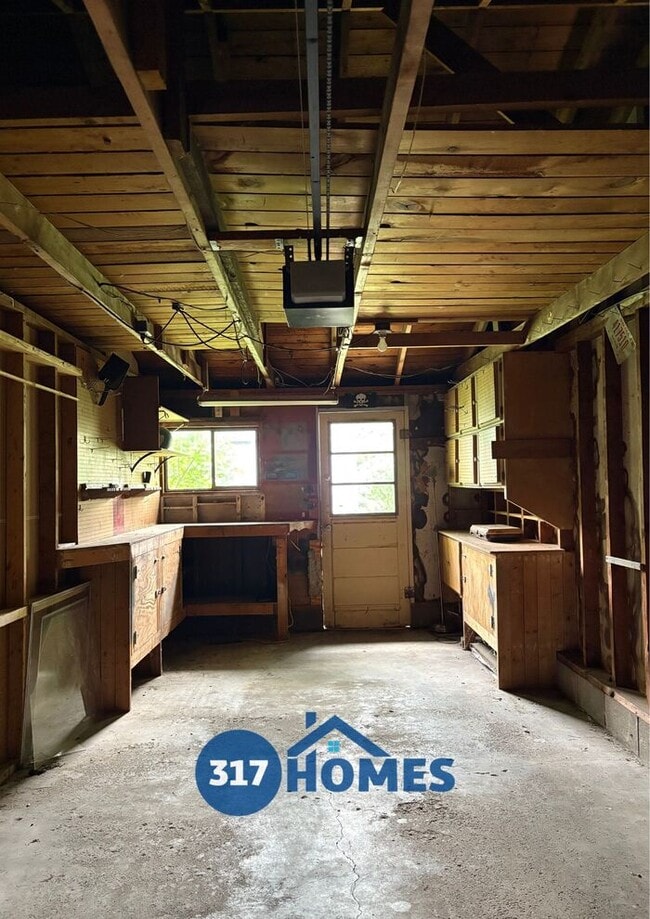 Building Photo - Lovely 2 Bedroom Duplex