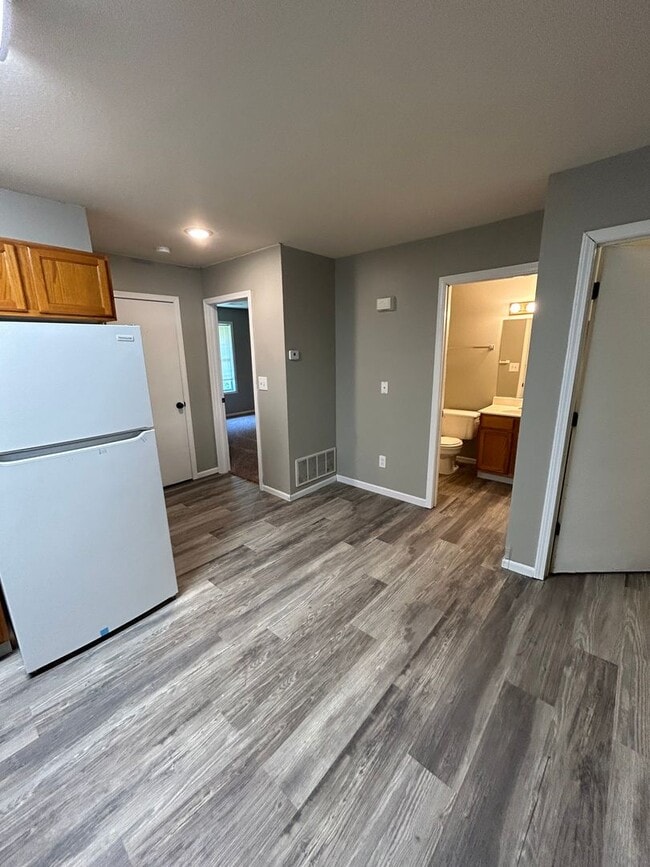 Building Photo - 2650 E Oakbrook Dr