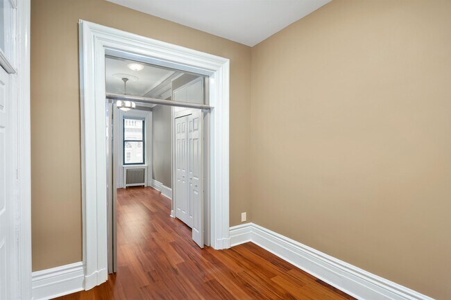 Building Photo - 208 9th St