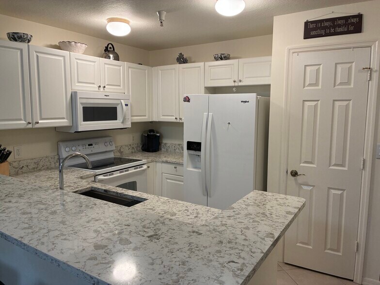 Kitchen - 4510 Botanical Place Cir
