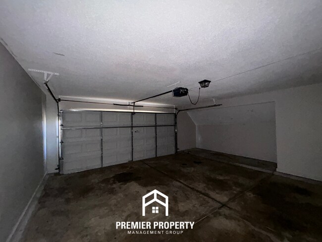 Building Photo - Spacious 3BR Memphis Home | Vaulted Ceilings, Fireplace, 2-Car Garage & Fenced Yard