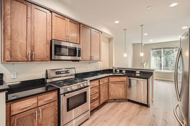 Building Photo - Charming three-level Townhome available for immediate move in.