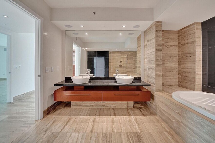 Building Photo - 101 S Fort Lauderdale Beach Blvd