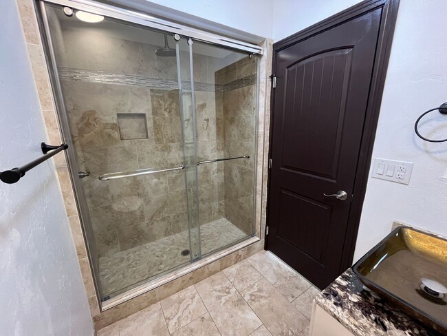 Building Photo - Gorgeous fully remodeled centrally located 3 bedroom home.
