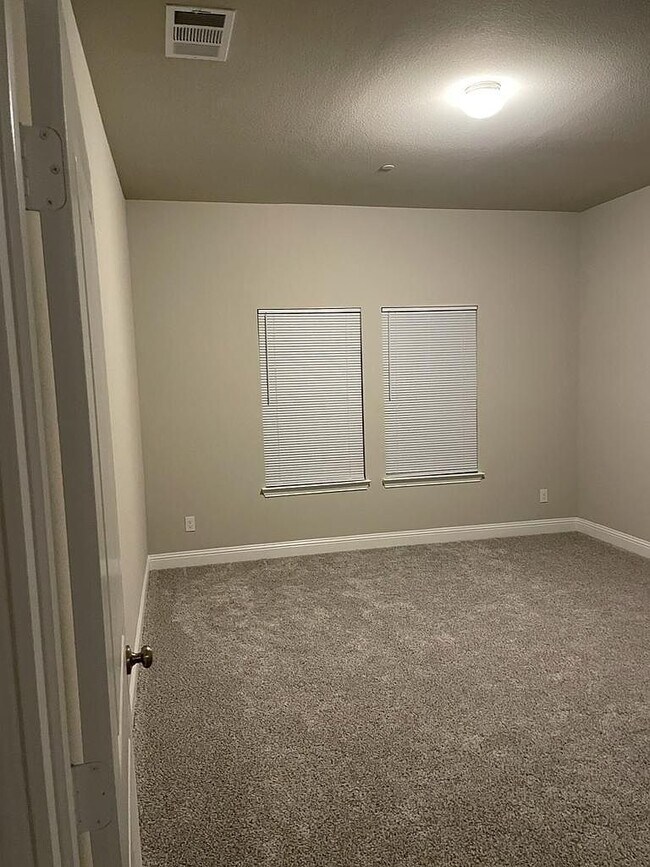 Building Photo - 207 Suma Dr