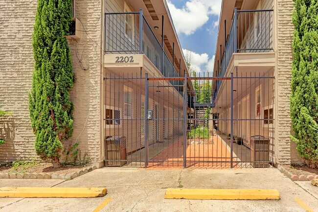 Building Photo - 2202 Park St