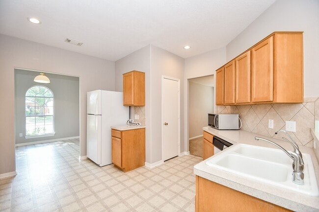 Building Photo - 15410 Hazel Thicket Tr