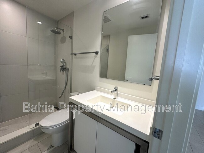 Building Photo - 2000 Metropica Wy