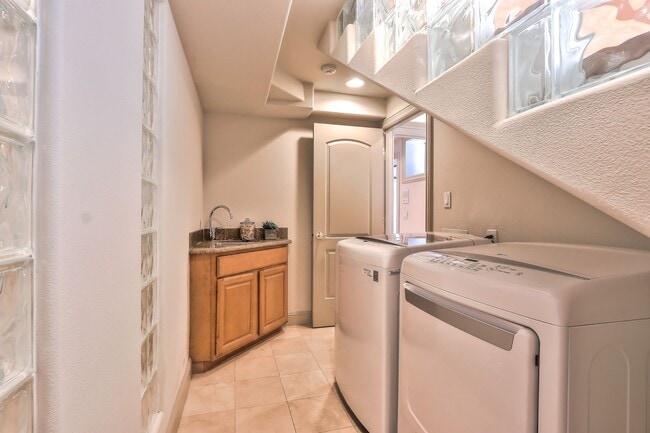 Building Photo - Saratoga 5 Bedrooms with Free Electricity from Solar System