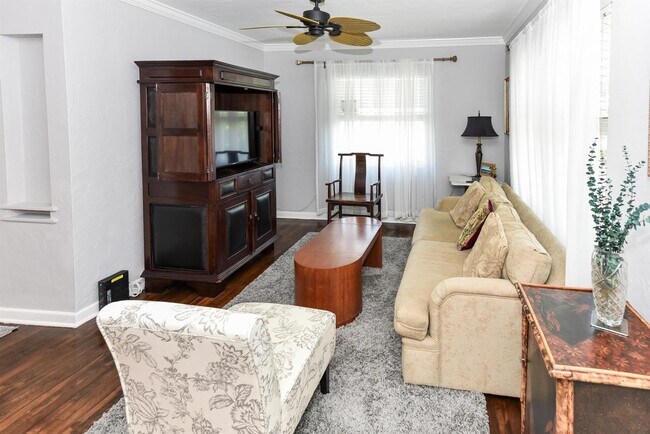 Building Photo - 340 Russlyn Dr