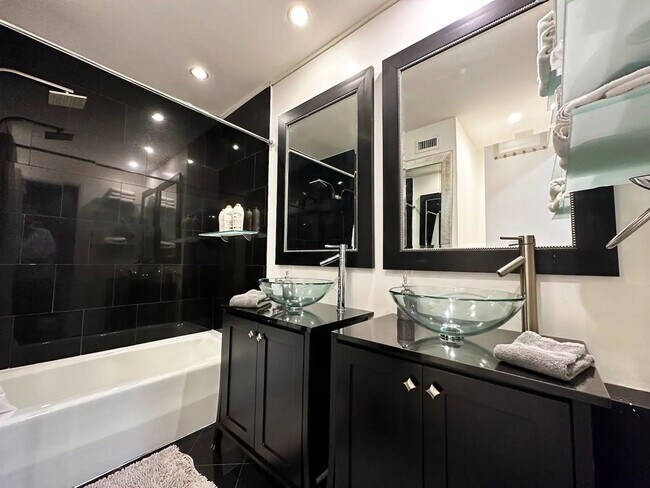 Building Photo - 7401 N Scottsdale Rd