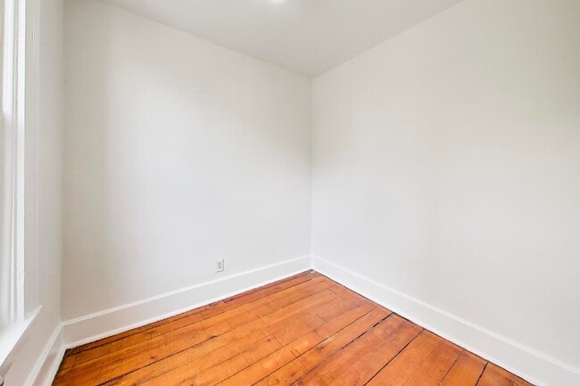 Building Photo - 812 W 19th St