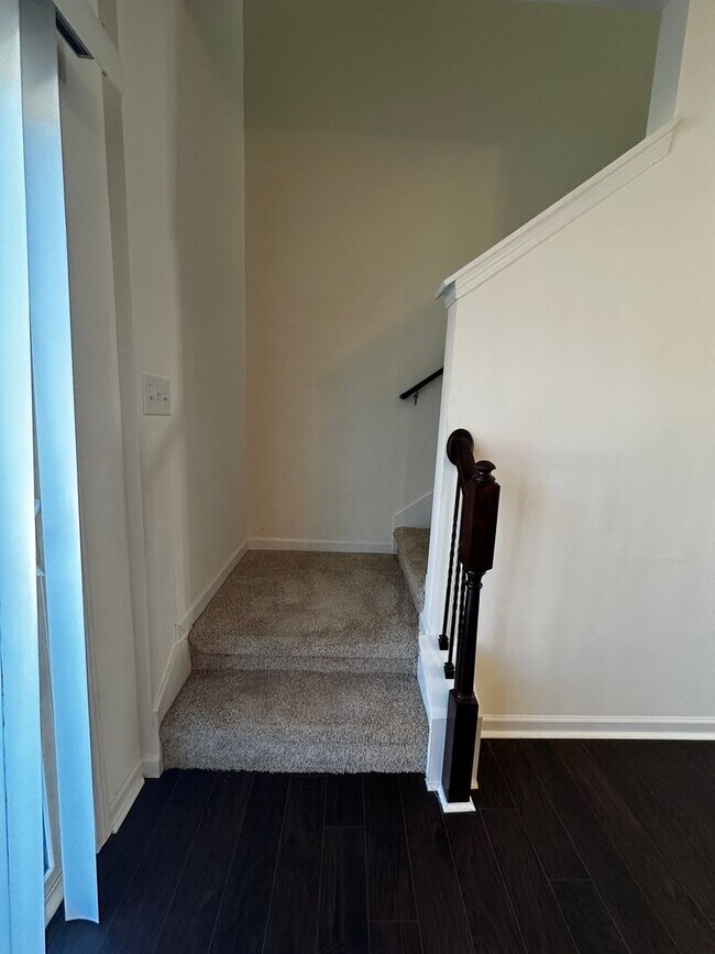 Building Photo - E. Morristown - 3 bed/2.5 bath home with g...