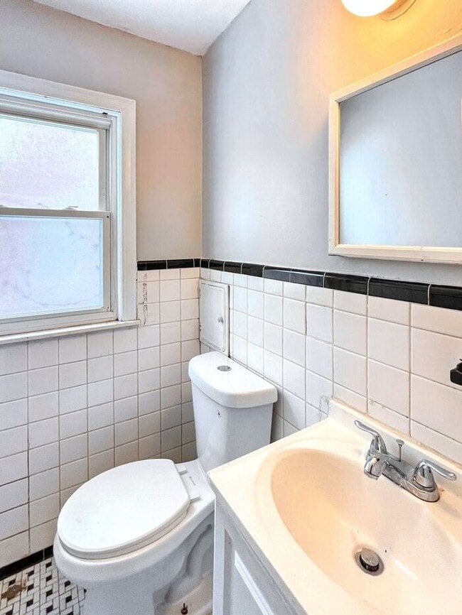 Building Photo - Charming 3-Bedroom Home in a Desirable Det...