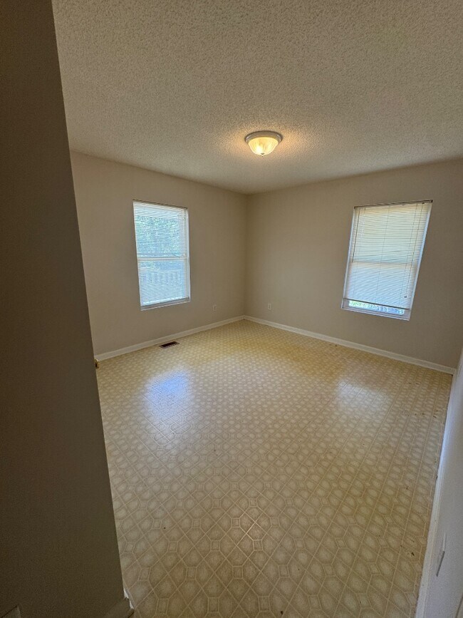 Building Photo - 2105 Harpertown Dr