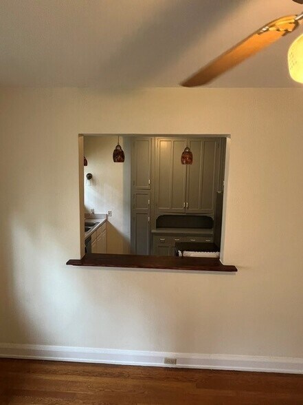Classic pass thru to kitchen - 3514 Mooney Ave